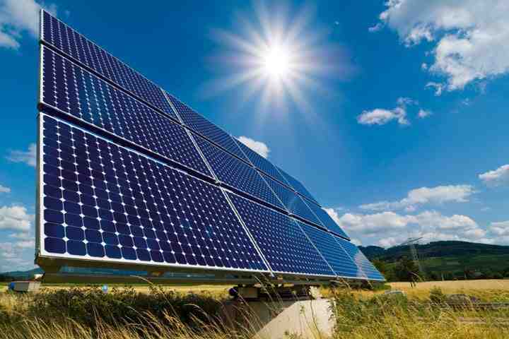 What are the advantages and disadvantages of solar power plant?